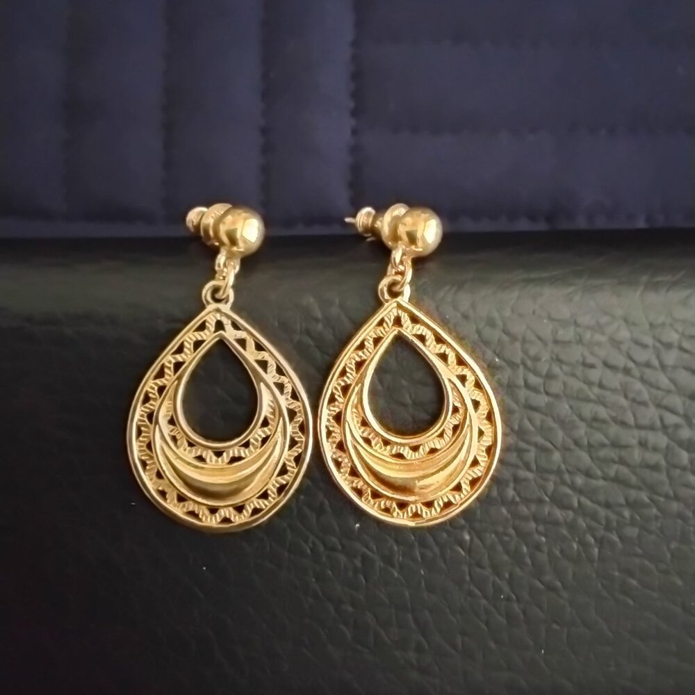GOLD TONE DROP EARRINGS